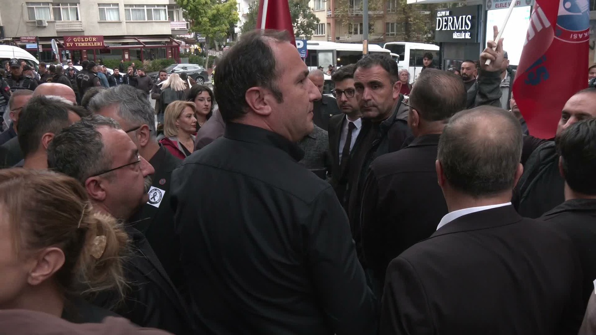 Eğitim-İş\'ten Özbay, Manisa saldırısı ardından MEB önünde 7 bakanı istifaya çağırdı