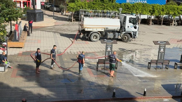 Sinop Ayancık'ta yoğun yağış sonrası çamur temizleniyor, atıklar toplanıyor