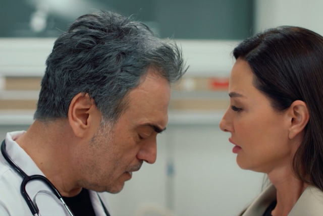 Ela ve Levent yıllar sonra bir arada! Doktorlar dizisindeki hesaplaşma Tuzlu Kahve'de tamamlandı