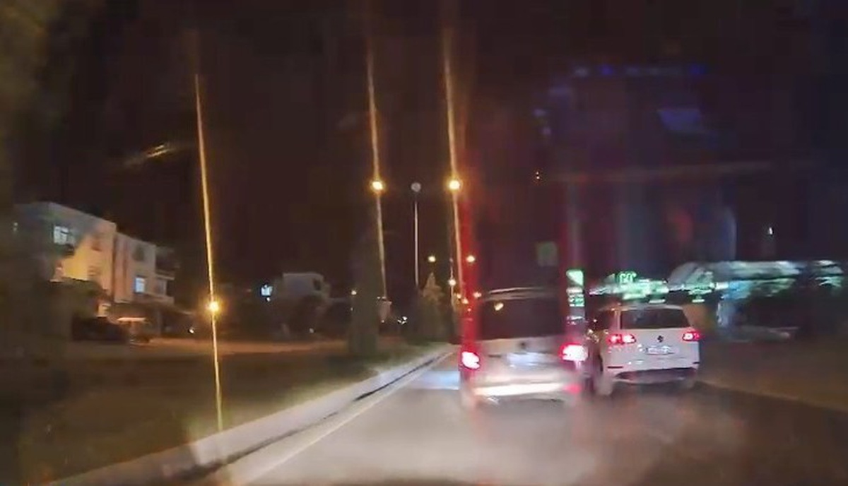 Elazığ\'da makas atan hafif ticari araç trafiği tehlikeye attı, anlar kameraya yansıdı
