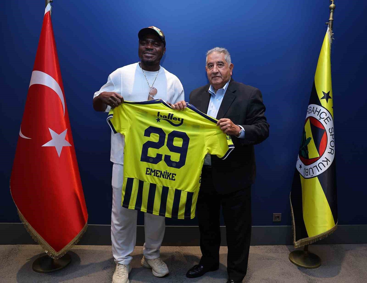 Fenerbahçe\'ye konuk olan Emenike\'ye 29 numaralı forma armağan edildi