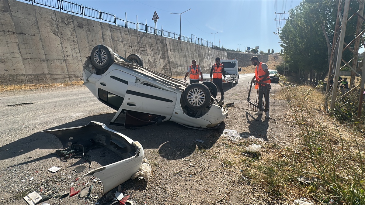 Erciş\'te istinat duvarından düşen otomobilin sürücüsü yaralandı