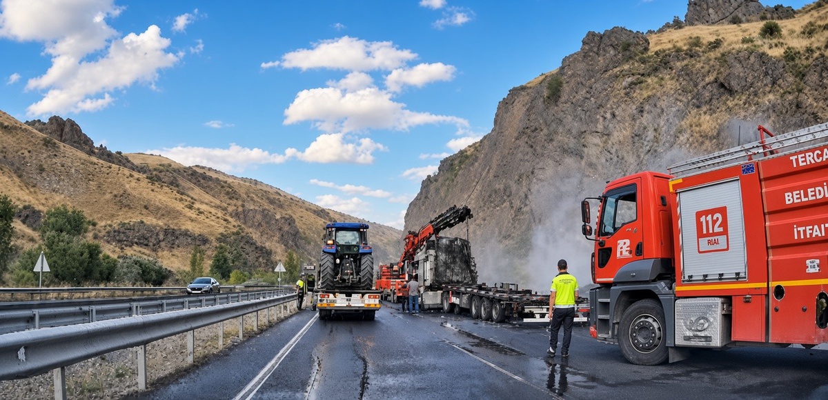 Erzincan Tercan\'da hayvan yemi yüklü tır, balata kıvılcımıyla tamamen yandı