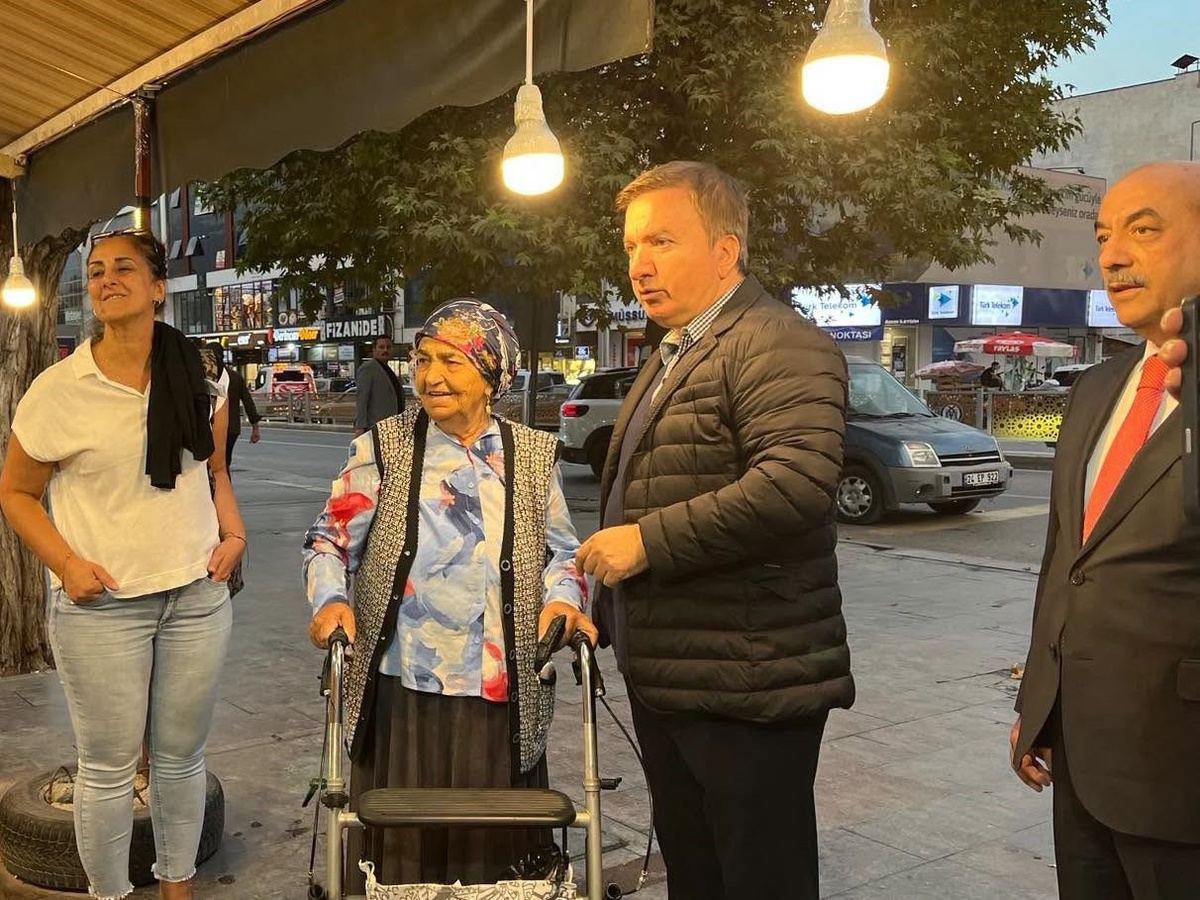 Çarşı ziyaretinde Erzincan Valisi Aydoğdu, vatandaşların talep ve önerilerini dinledi