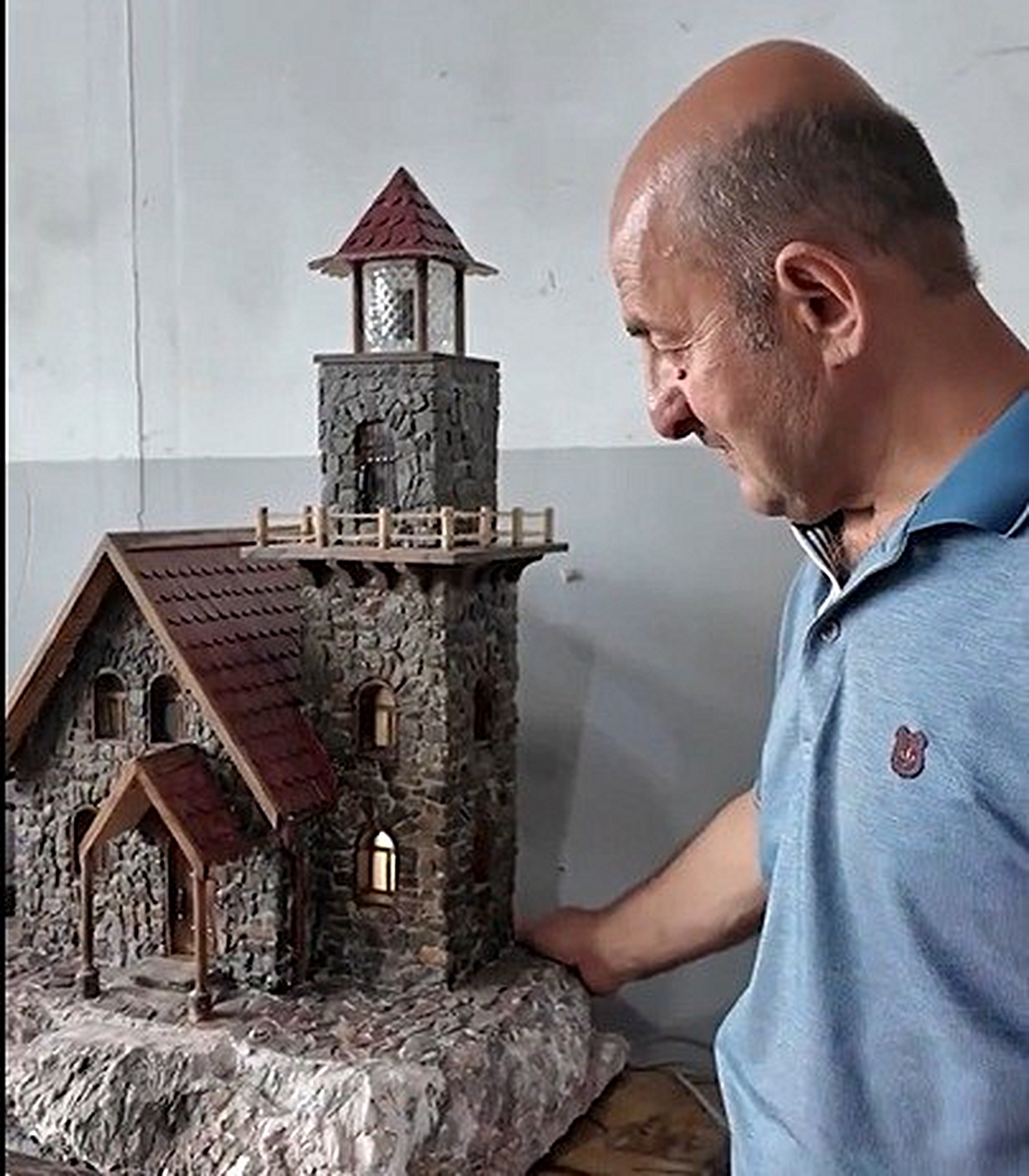 Erzincanlı emekli usta Akyüz, taşlardan yaptığı minyatür evleri hediye ediyor