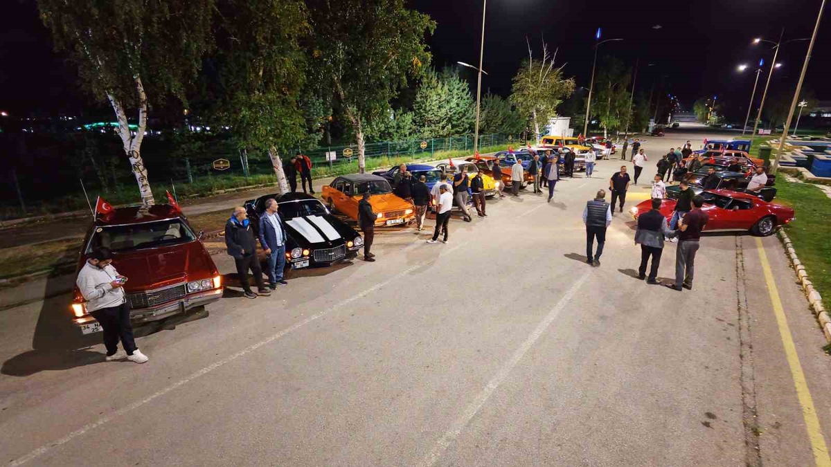 Erzurum\'da 18 klasik araç, Türkeş\'in ilk sahibi olduğu Chevrolet ile tur düzenledi.