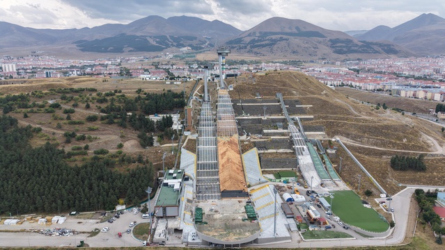 Erzurum'da atlama kulelerinde beton pistler ahşaba dönüyor, yük 50 kiloya iniyor