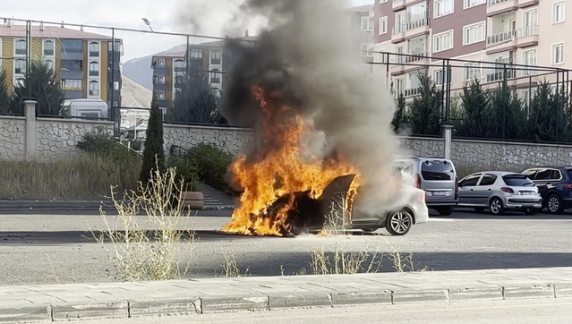 Erzurum Palandöken'de açık otoparkta yanan otomobil kullanılmaz hale geldi