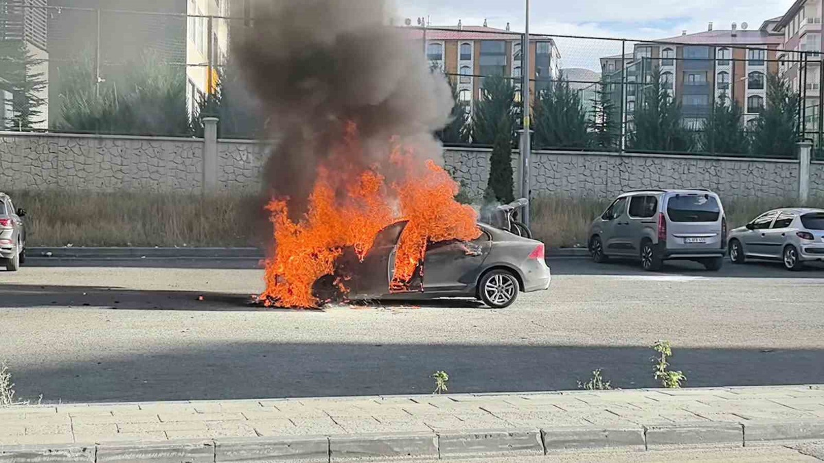 Erzurum Palandöken\'de alev alan otomobilde art arda patlamalar yaşandı