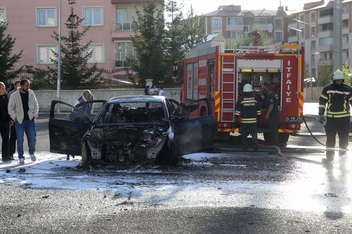 Erzurum Palandöken\'de otomobilde çıkan yangın aracı kullanılamaz hale getirdi