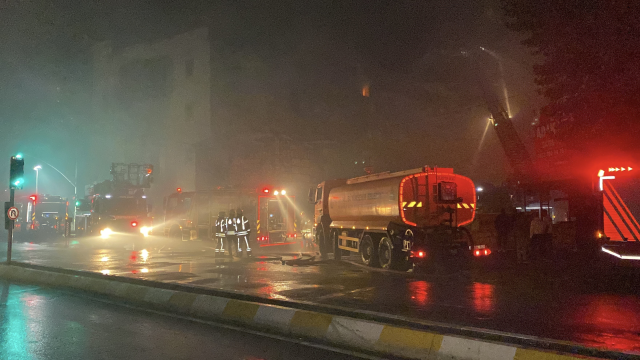 Esenyurt'ta 4 iş yeri ve yemek şirketine sıçrayan yangın 2 saatte söndürüldü