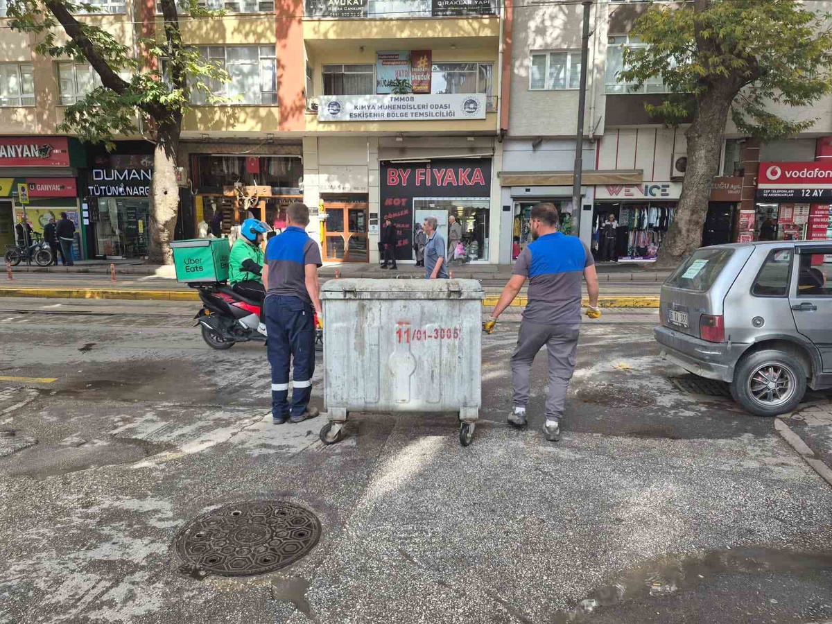 Eskişehir\'de kimyasal tepkime yaşanan çöp konteynerinde yangın çıktı