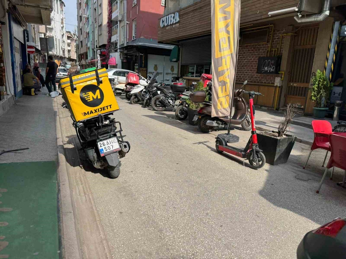 Eskişehir\'de Ecan AVM önündeki trafiğe kapalı sokağa kurye motosikletleri park ediyor