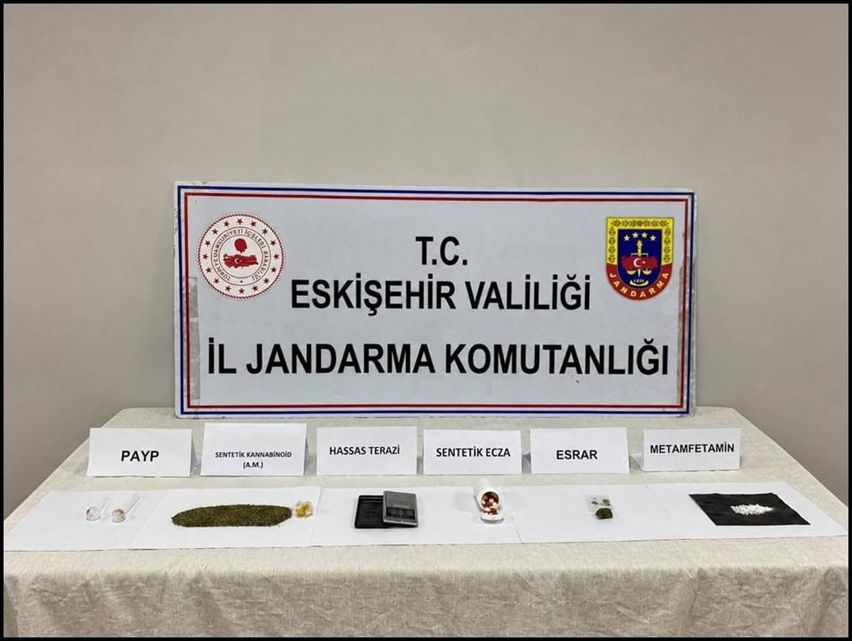 Eskişehir\'de jandarma operasyonunda 2 şüpheliden 1\'i tutuklandı, 89 gr bonzai bulundu