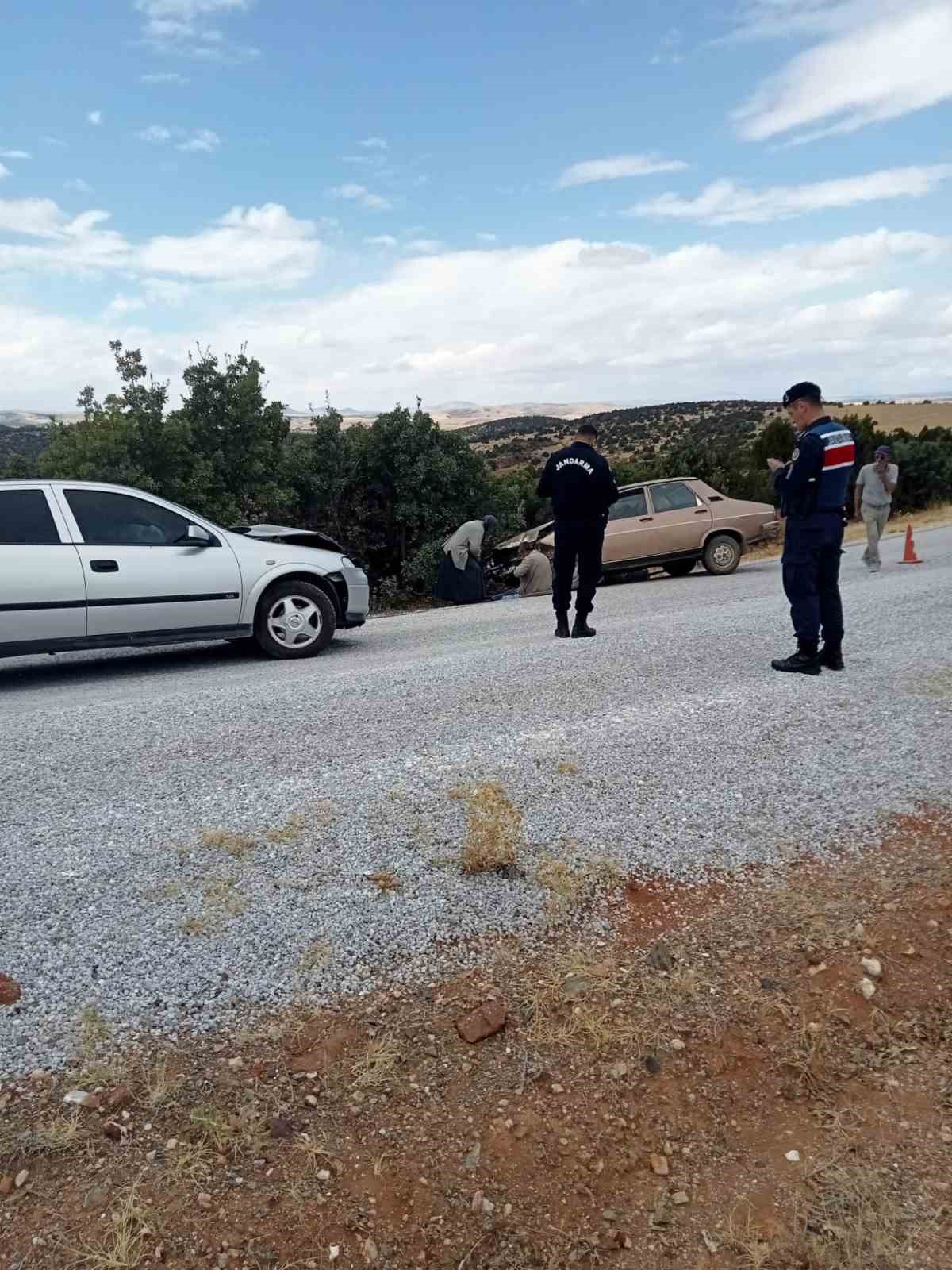 Eskişehir Sivrihisar\'da kafa kafaya çarpışan iki otomobilde 1\'i ağır 2 kişi yaralandı