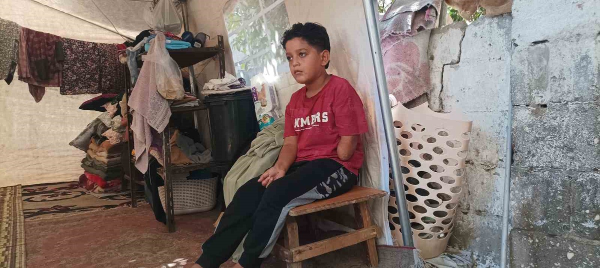 İsrail saldırısında ailesini ve sol kolunu kaybeden 7 yaşındaki çocuk protez bekliyor