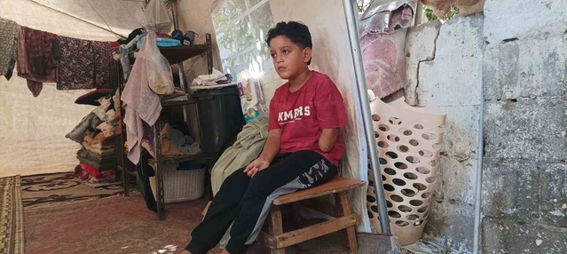 İsrail saldırısında ailesini ve sol kolunu kaybeden 7 yaşındaki çocuk protez bekliyor