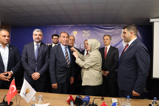 Mardin'de görevinden alınan Yeniden Refah İl Başkanı Mahmut Özer AK Parti'ye katıldı