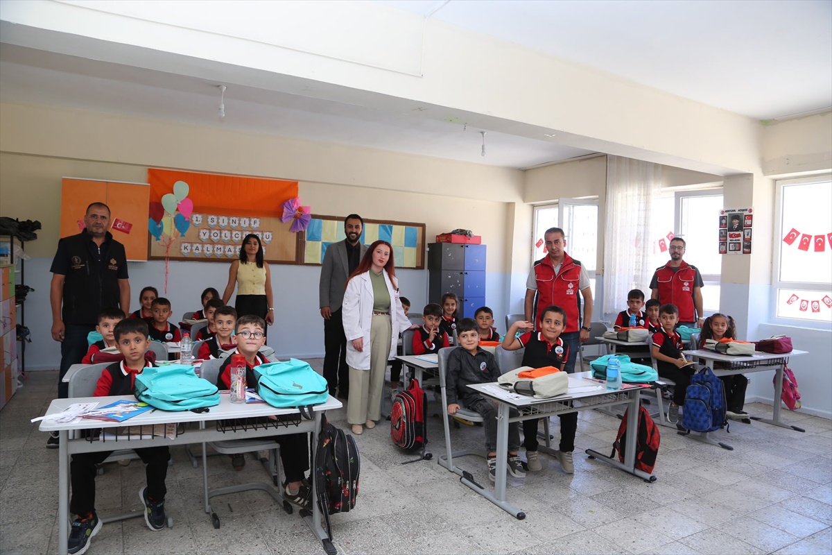 Hakkari\'de vakıflardan okullara eğitim desteği