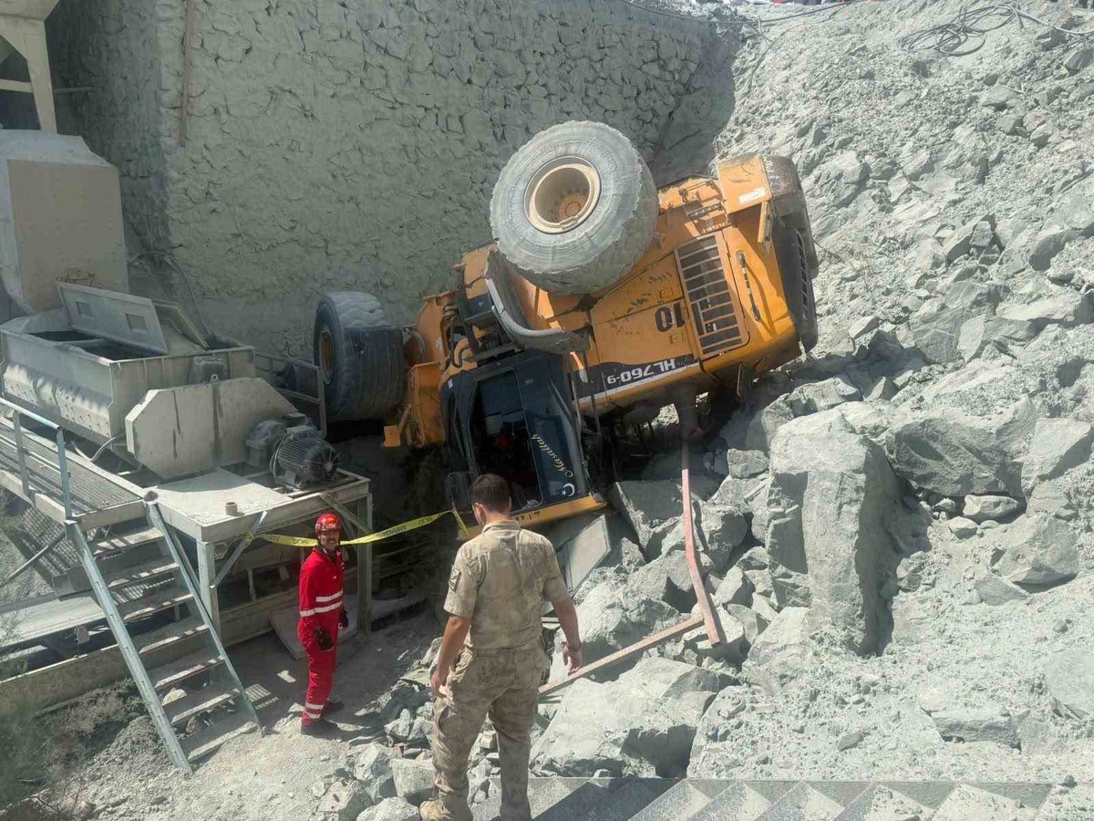 Hatay Antakya\'da taş ocağında devrilen iş makinesinde sıkışan işçi hayatını kaybetti