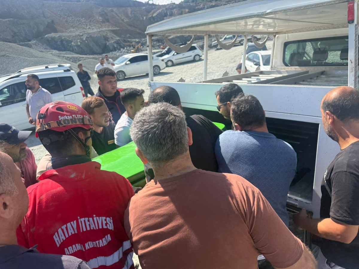 Hatay Antakya\'da iş makinesi devrildi, operatör Ömer Bolat hayatını kaybetti