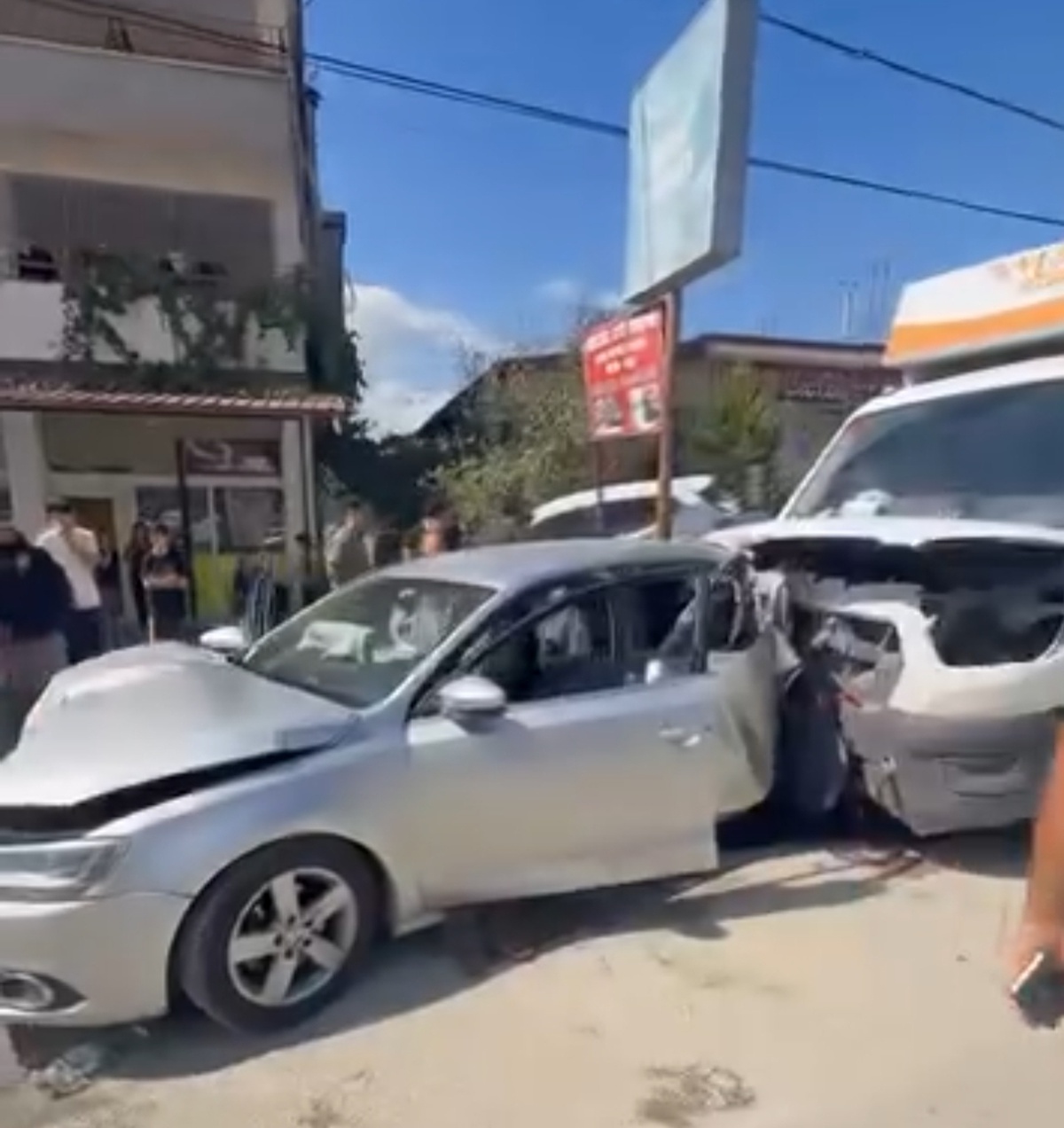 Hatay Defne\'de kamyonet otomobile çarptı; 2 kişi yaralandı, kadın son anda kurtuldu