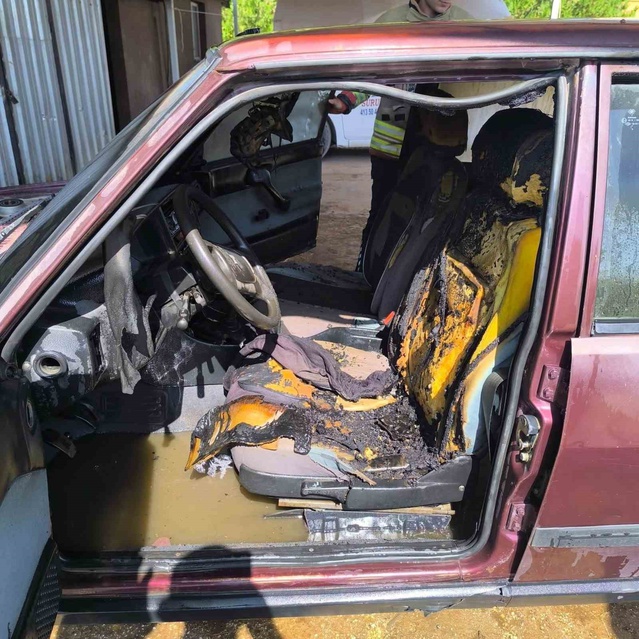 Hatay Reyhanlı'da park halindeki TOFAŞ otomobildeki yangını itfaiye ekipleri söndürdü
