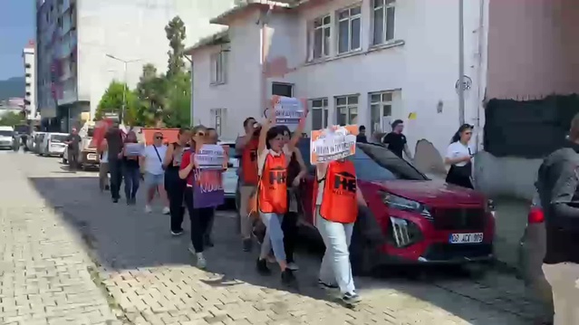 Hopa'da Halkevleri okul şiddetine karşı yürüdü, danışman sayısı artışı istedi