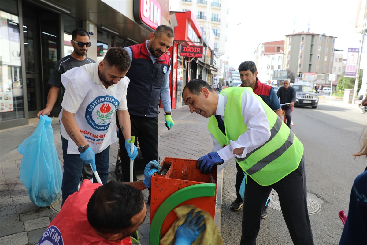 Iğdır\'da eğitimciler \'Benim Şehrim Benim Evim\' projesinde çöp topladı
