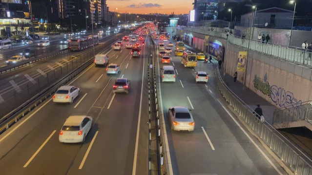 İBB verileri, İstanbul'da akşam trafik yoğunluğunun yüzde 69'a ulaştığını gösterdi