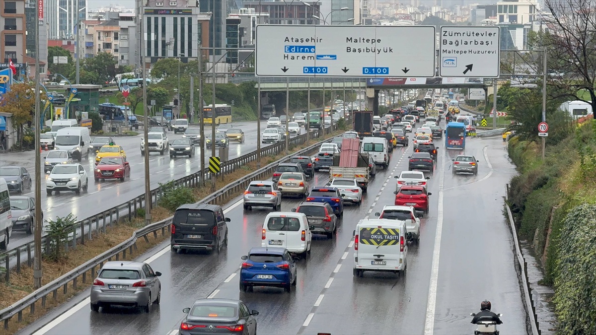 İstanbul\'da sabah saatlerinde trafik yoğunluğu arttı