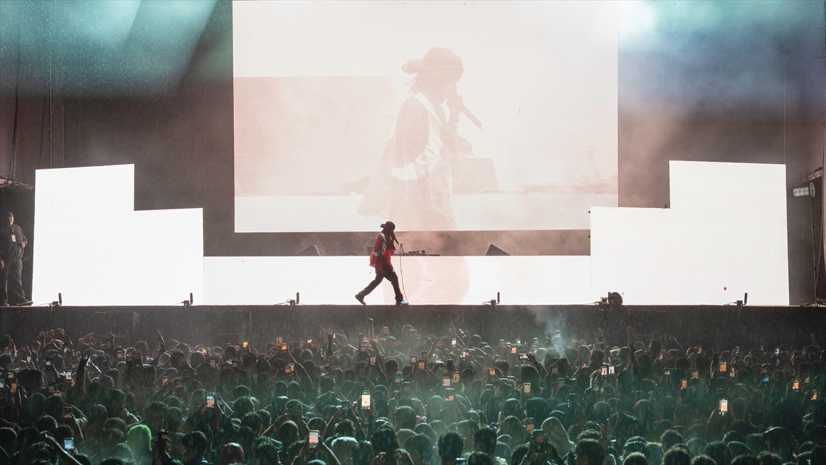 Metro Boomin, KüçükÇiftlik Park\'ta sağanağa rağmen konser verdi, Türk bayrağı açtı