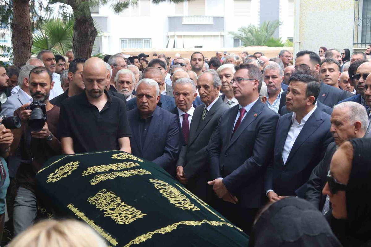 İzmir Büyükşehir eski başkanı Burhan Özfatura, 83 yaşında son yolculuğuna uğurlandı