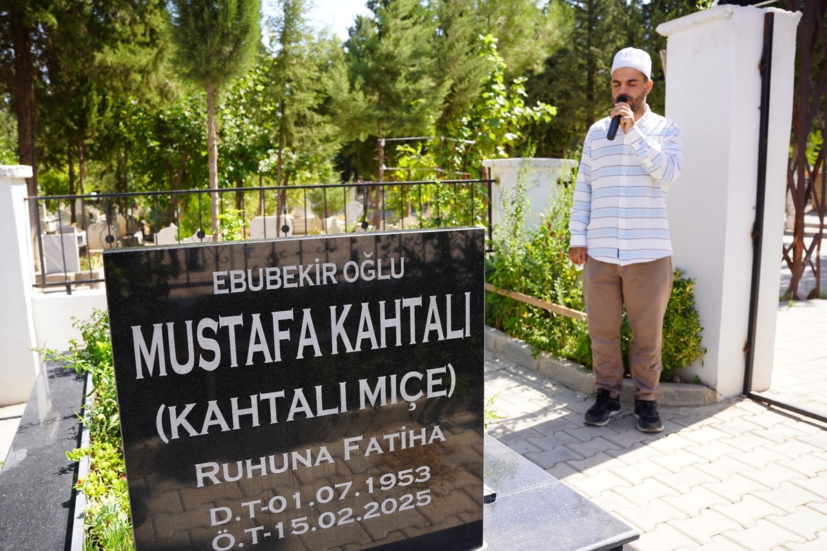 Kahtalı Mıçe, Kahta\'daki mezarı başında sanatçı dostlarıyla dualarla anıldı