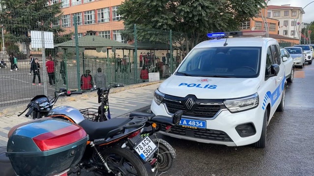 Karabük polisi, Turgutlu saldırısı sonrası okul çevrelerindeki denetimleri sıklaştırdı