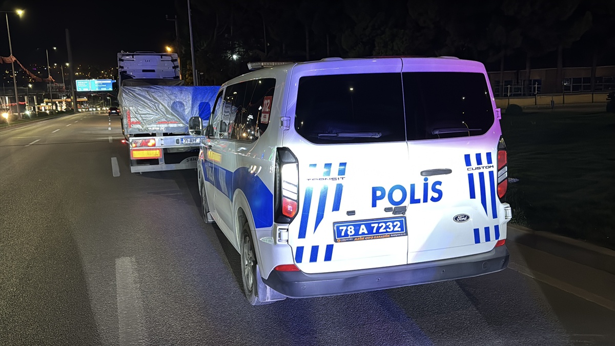 Karabük\'te kırmızı ışık ihlali 3 araçlı zincirleme kazaya yol açtı, 1 kişi yaralandı