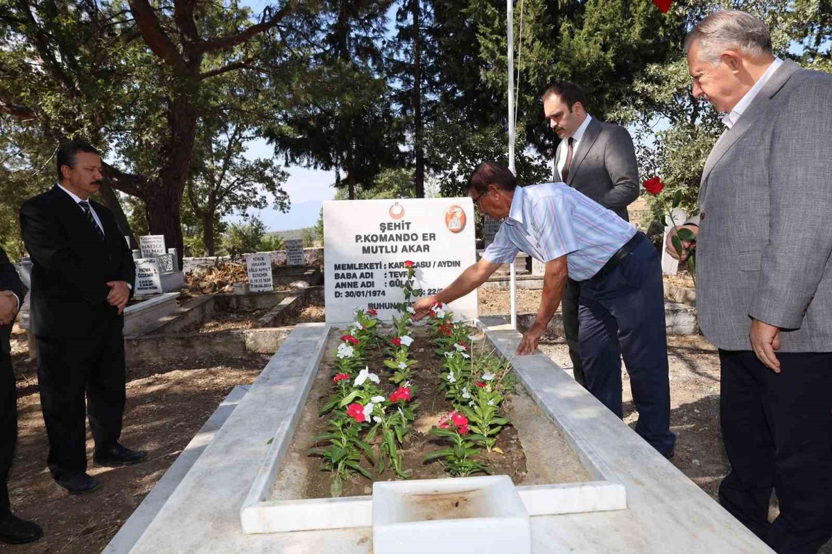 Karacasu’da şehit Akar mezarı başında anıldı