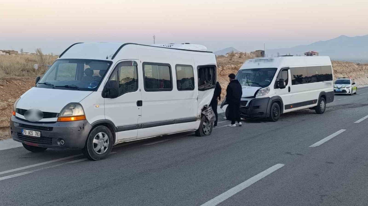 Karaman\'da işçi servisine okul servisi çarptı; 1 yaralı hastaneye kaldırıldı