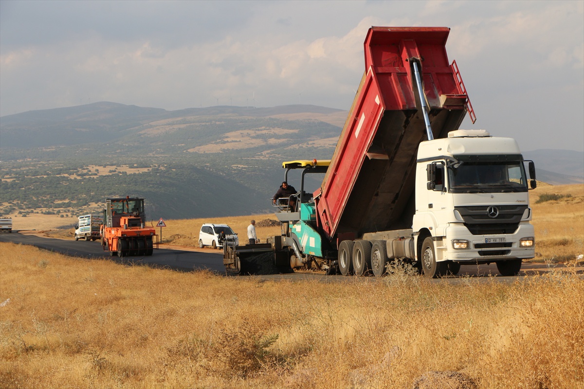 Bingöl Karlıova\'da 14 km\'lik grup köy yolu sıcak asfalta kavuşuyor