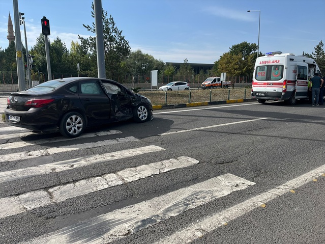 Kars'ta ambulans otomobille çarpışıp levha direğine çarptı, 4 kişi yaralandı