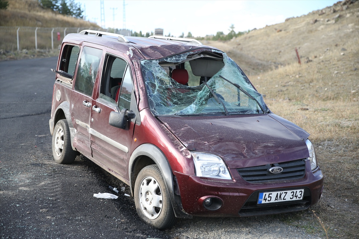 Kars\'ta iki araç çarpıştı, 3 kişi yaralandı; sıkışan 2 kişiyi AFAD kurtardı