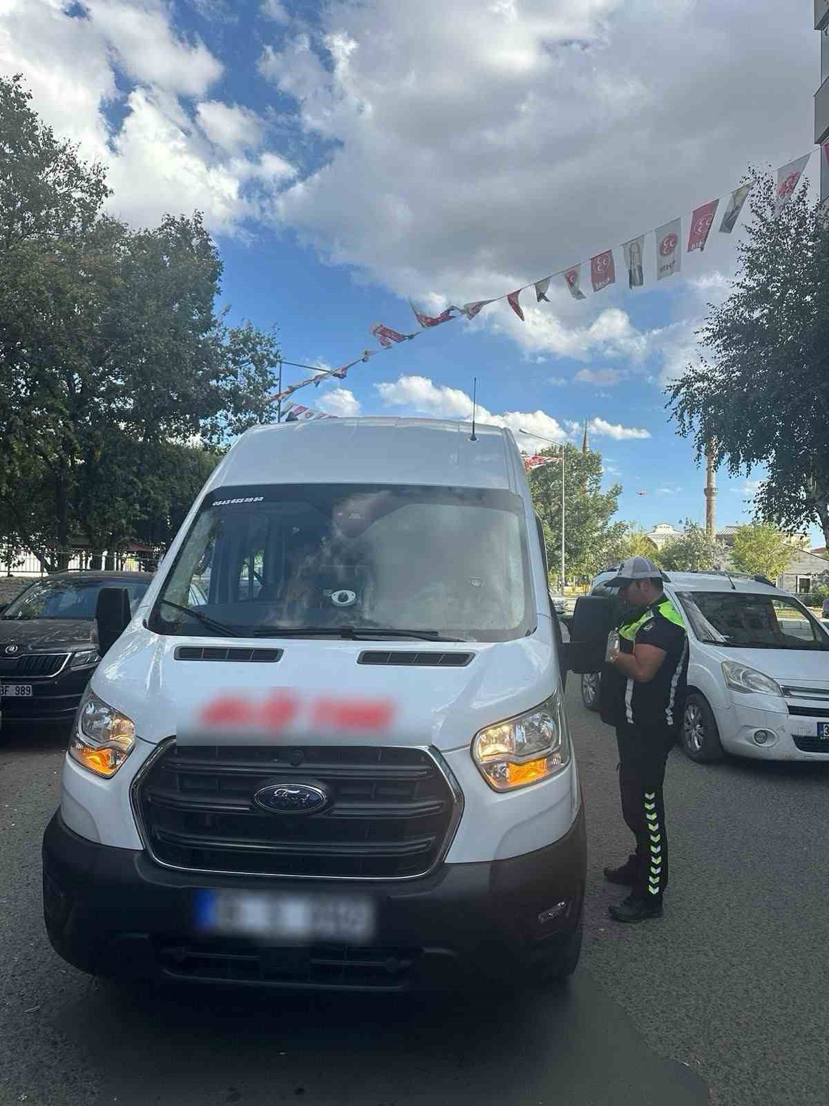 Kars\'ta trafik ekipleri okul servisi denetimini dönem boyunca sürdürecek