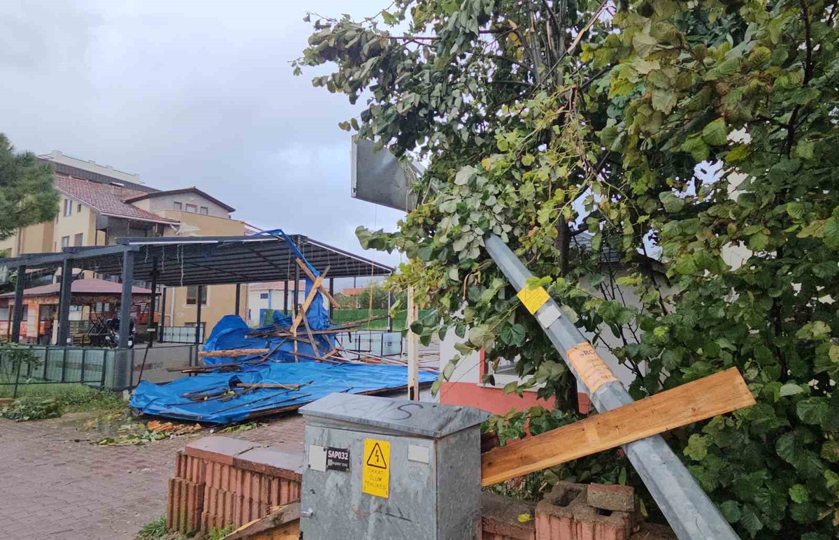 Kastamonu Cide\'de fırtına iş yeri tente ve camlarına zarar verdi, direk devrildi