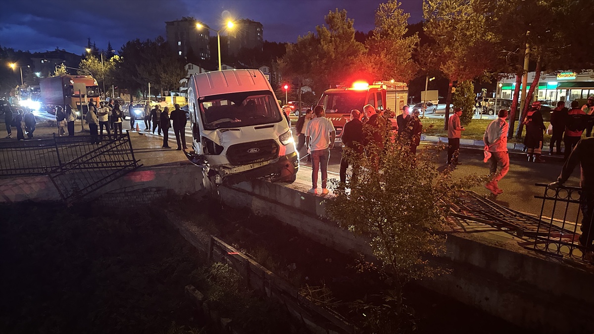 Kastamonu\'da minibüs 10 metrelik boşluğa devrilmedi, sürücü yaralandı
