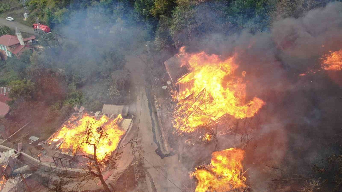Kastamonu İnebolu Deresökü\'de çıkan yangın 8 evi sararken köy dronla görüntülendi