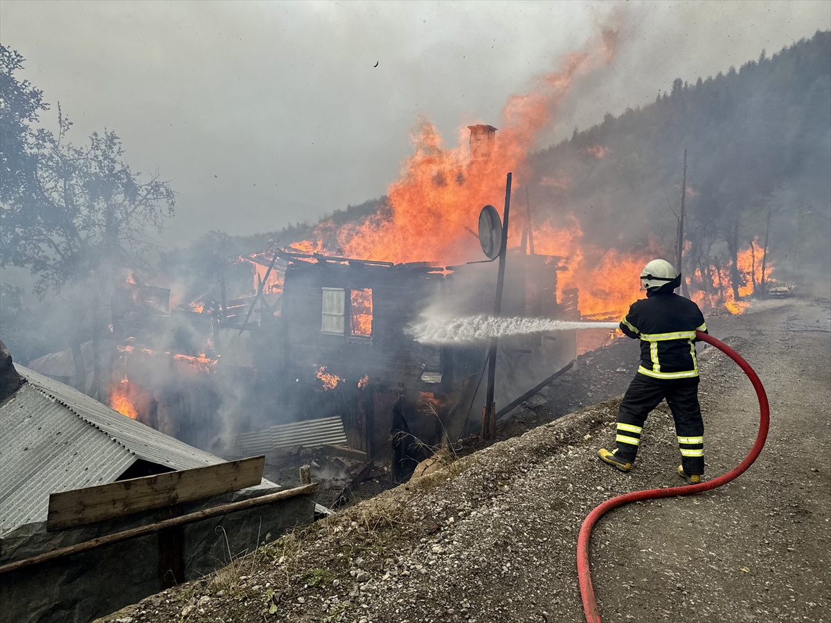 Kastamonu İnebolu\'da Deresökü yangını 4 eve sıçradı, ekipler müdahale ediyor