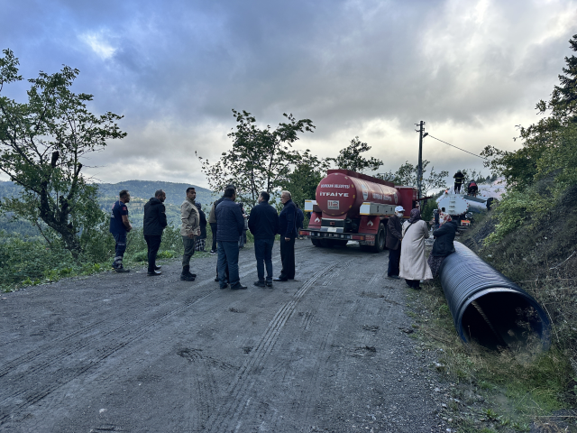 Kastamonu İnebolu'da ev yangını üç eve daha sıçradı, ekipler müdahale ediyor