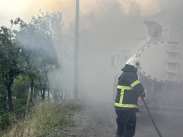 Kastamonu İnebolu'da ev yangını üç eve daha sıçradı, ekipler müdahale ediyor