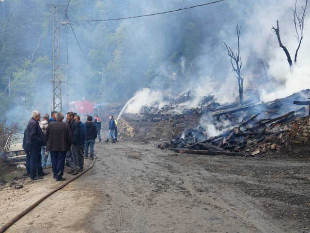 Kastamonu’da yangın faciası! 11 ev küle döndü, köy havadan böyle görüntülendi