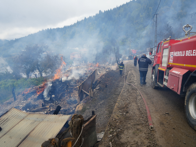 Kastamonu’da yangın faciası! 11 ev küle döndü, köy havadan böyle görüntülendi